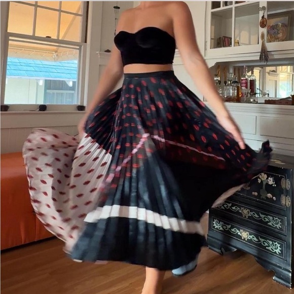 Delfi Collective Designer Pleated Lips skirt - Picture 3 of 8